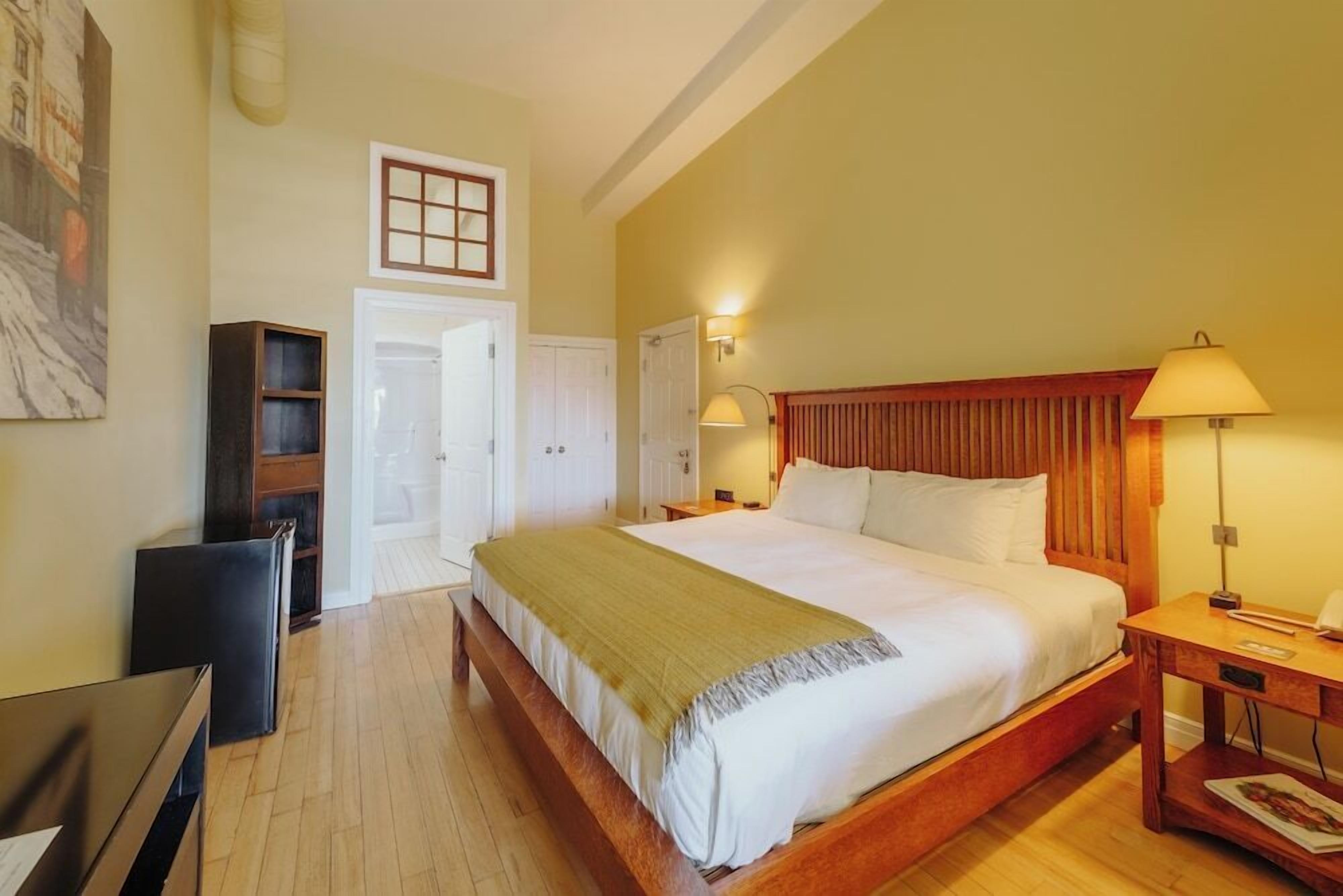 Individually furnished, iron/ironing board, free WiFi, bed sheets