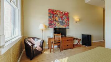 Signature Room, 1 King Bed | Living area | Flat-screen TV