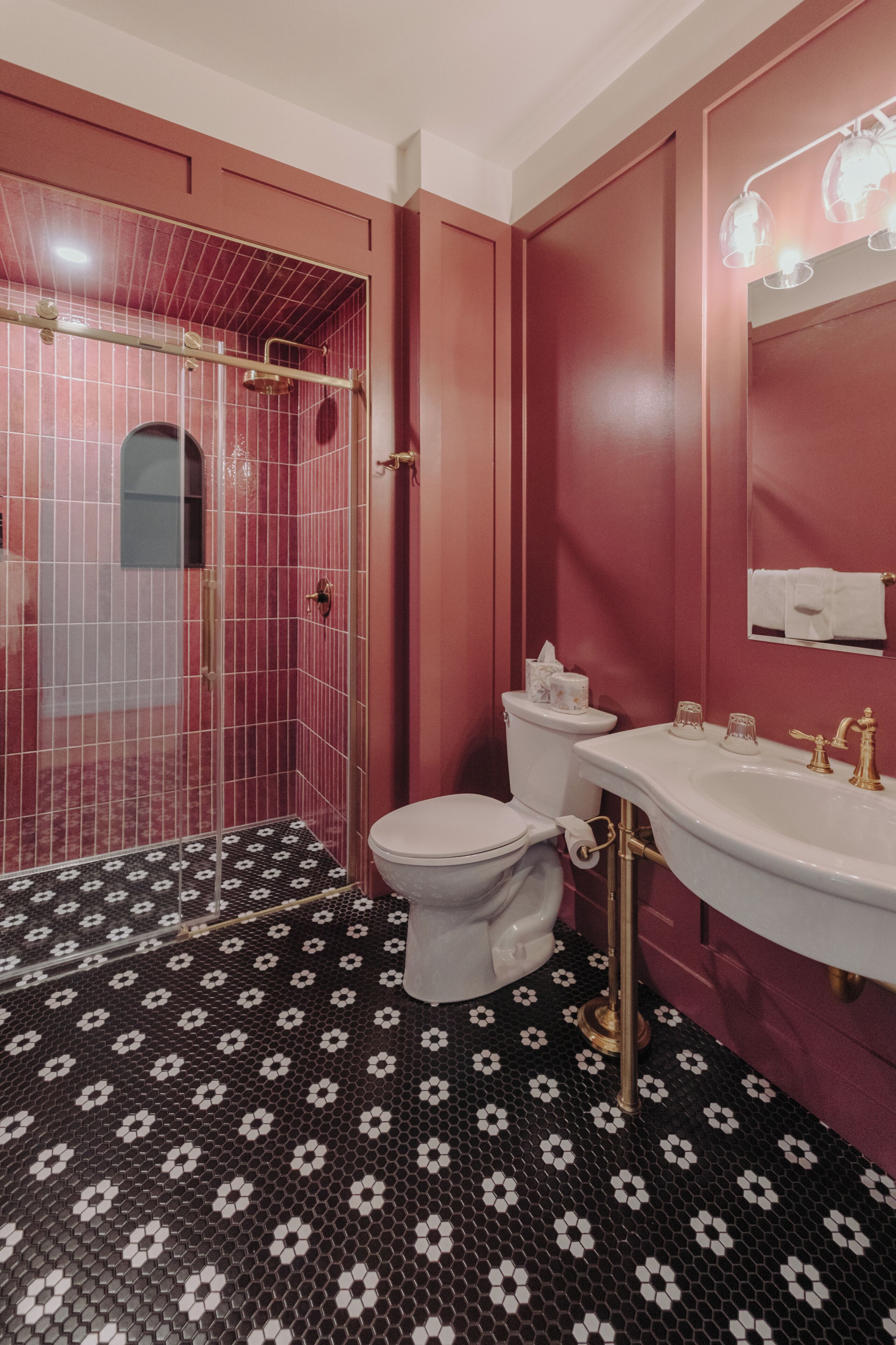 Une salle de bain avec douche, toilettes et lavabo.