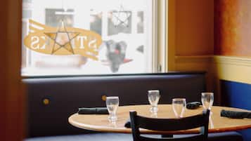 Déjeuner, dîner et souper servis sur place