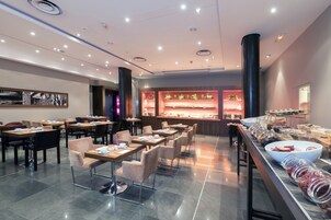 Her gün açık büfe kahvaltı (kişi başı 35 EUR) 