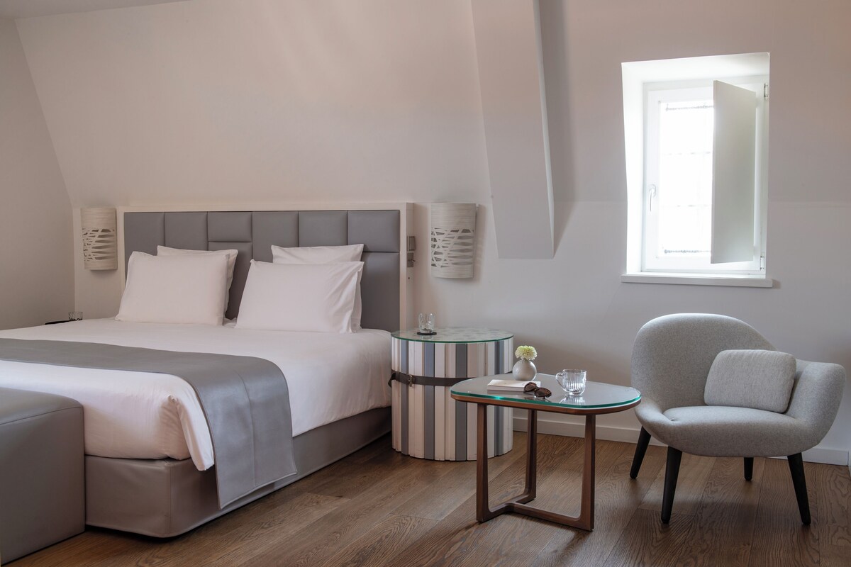 Executive Room | Premium bedding, minibar, in-room safe, desk