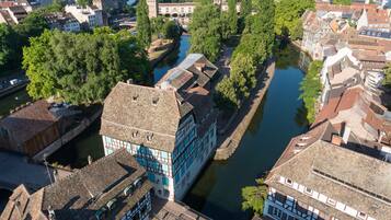 Luchtbeeld van een historische stad met smalle waterwegen, traditionele gebouwen en een opvallende brug.
