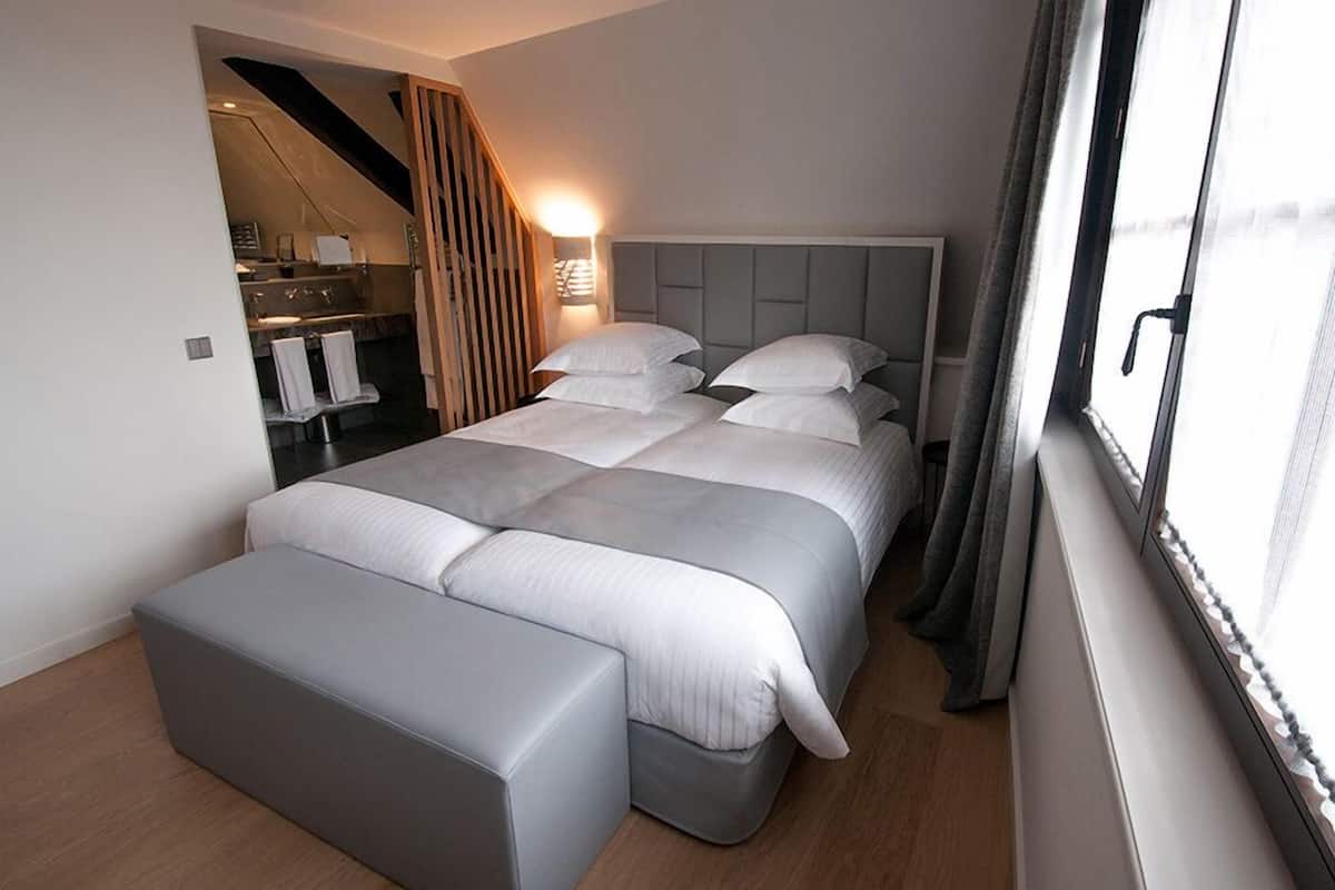 Hochwertige Bettwaren, Minibar, Zimmersafe, Schreibtisch