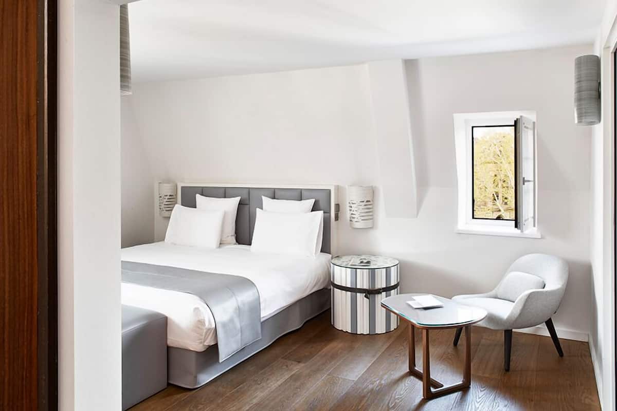 Hochwertige Bettwaren, Minibar, Zimmersafe, Schreibtisch