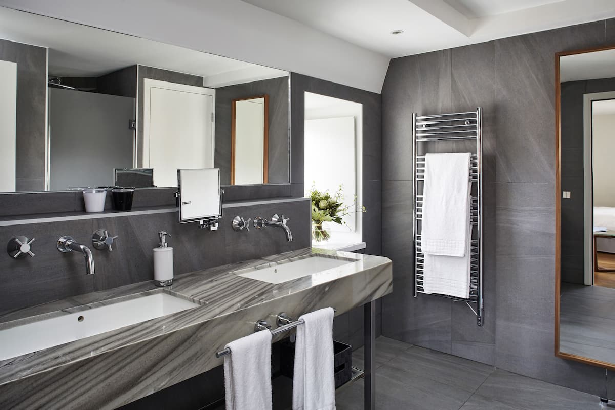 executive room | bathroom | shower, free toiletries, hair dryer, towels