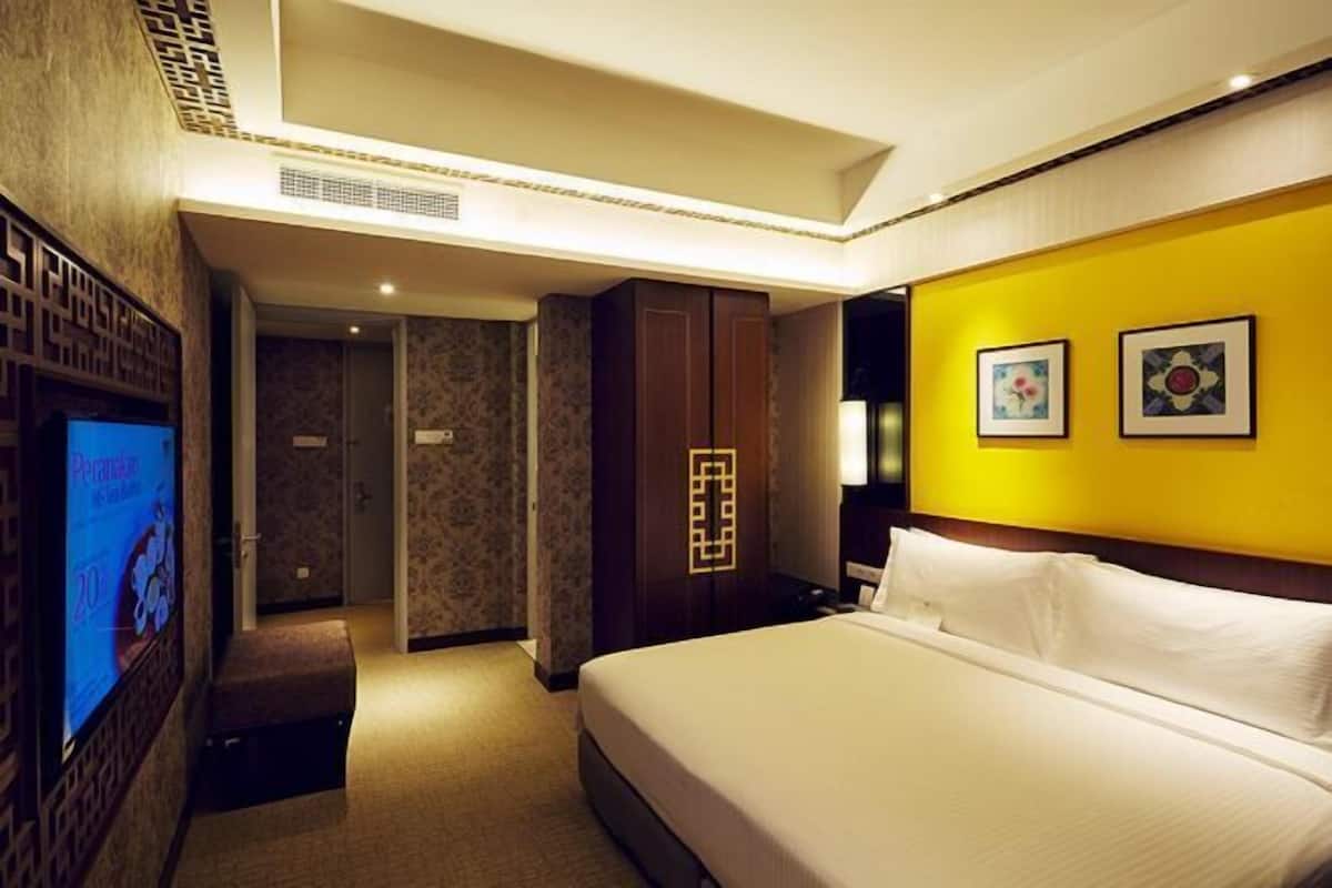 Down comforters, minibar, in-room safe, desk