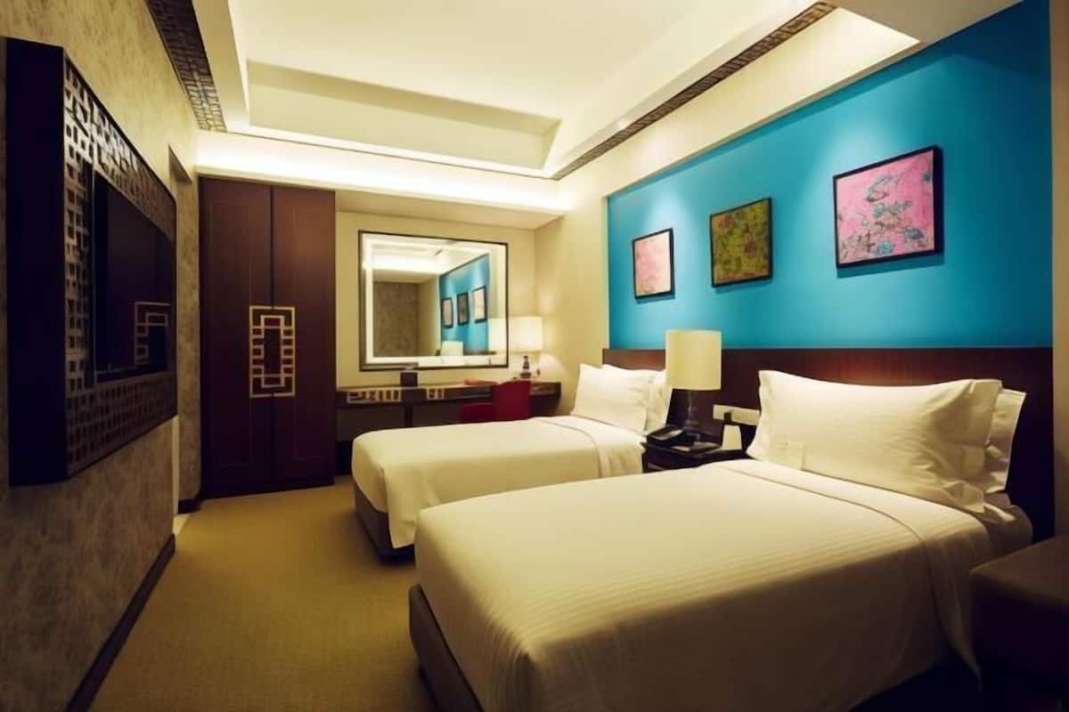Down comforters, minibar, in-room safe, desk