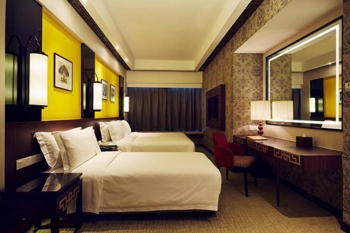 Down comforters, minibar, in-room safe, desk