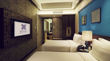 Deluxe Suite, 2 Bedrooms, City View (Estadia Deluxe Suite) | Gebar bulu kapas, bar mini, peti besi dalam bilik, meja