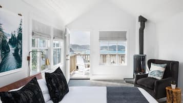 Grand King + View at JD House | Iron/ironing board, free WiFi, bed sheets