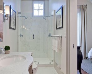 Blue Door King | Salle de bain | Articles de toilette griffés, séchoir à cheveux, peignoirs