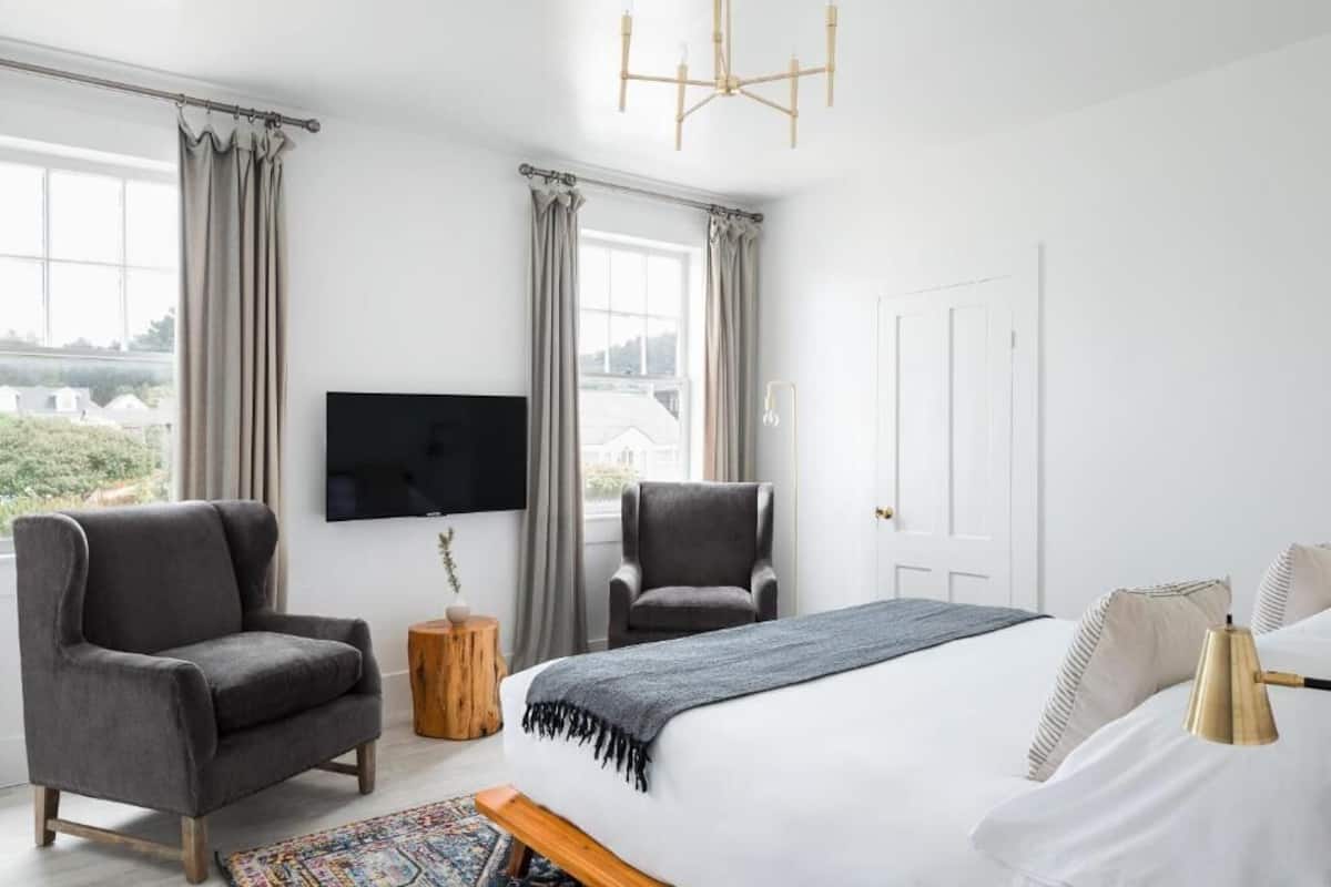 King Guestroom at JD House | Iron/ironing board, free WiFi, bed sheets