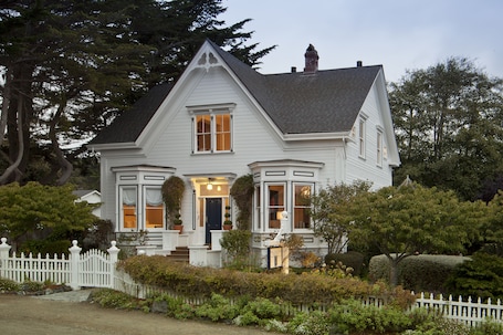 Fachada del alojamiento - Noche. Inns of Mendocino