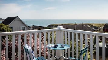 Deluxe Queen + View at JD House | Terrace/patio