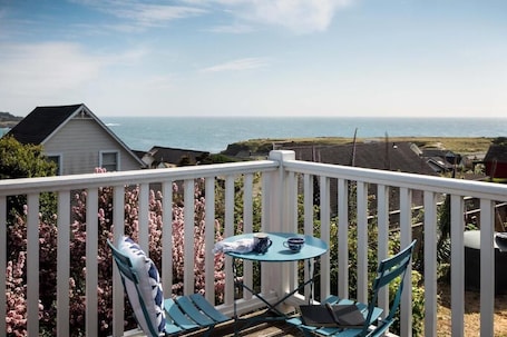 JD Deluxe Queen + View | Terraza o patio. Inns of Mendocino