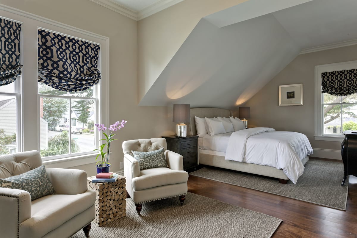 Grand King at Blue Door Inn | Iron/ironing board, free WiFi, bed sheets