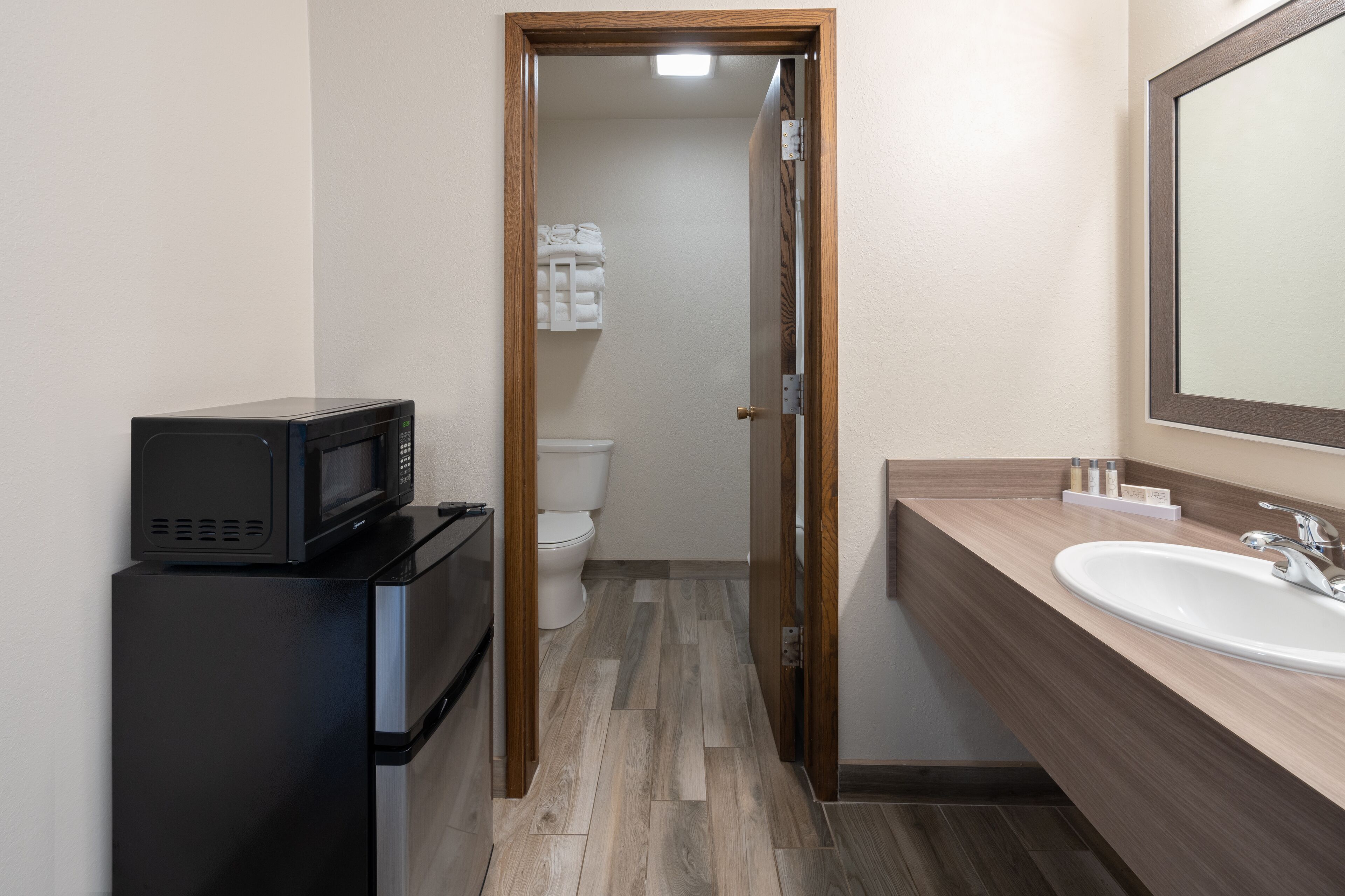 combined shower/bathtub, free toiletries, hair dryer, towels