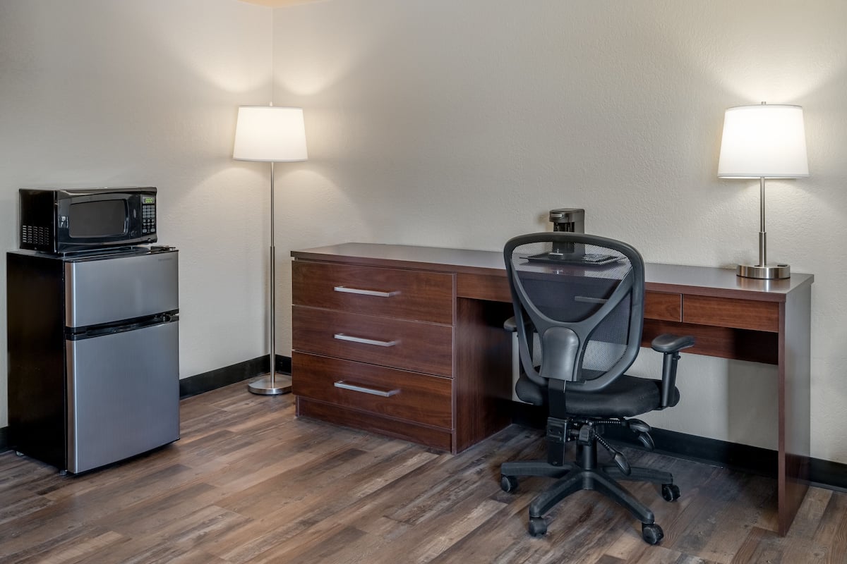 1 bedroom, in-room safe, desk, iron/ironing board