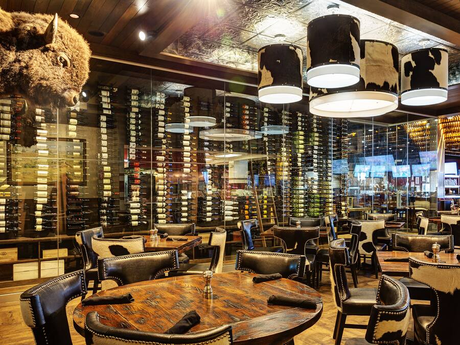 Se sirven comidas, cenas y cocina americana