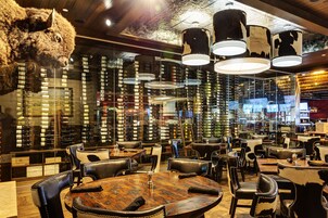 Se sirven almuerzos y cenas, cocina americana