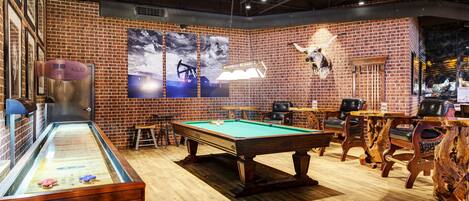 Lunch and dinner served, American cuisine