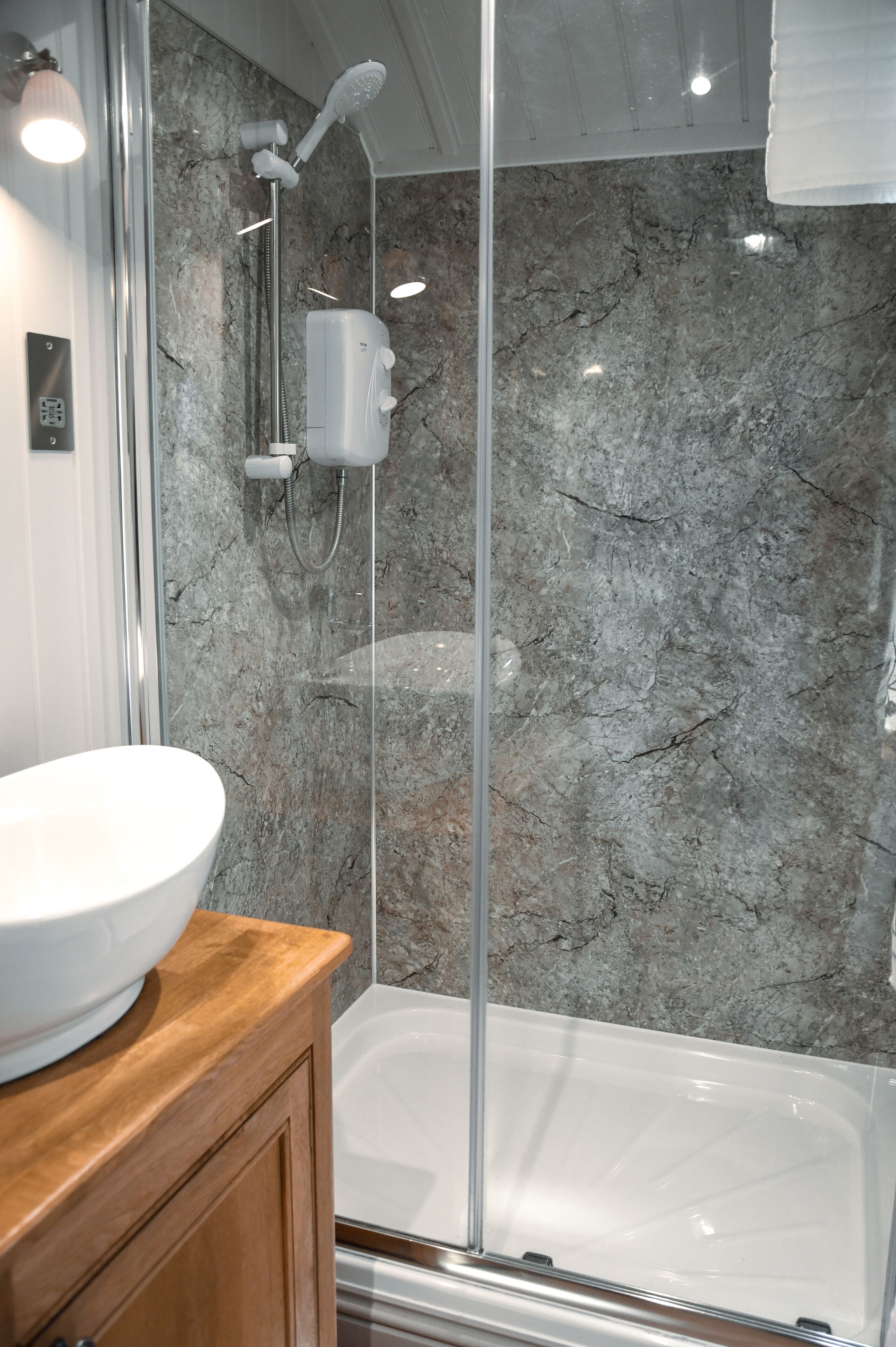 Standardhytte (Suffolk Hut) | Badeværelse | Bruser, håndklæder, Toiletpapir