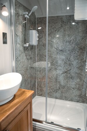 Cabaña estándar (Suffolk Hut) | Baño | Ducha, toallas y papel higiénico