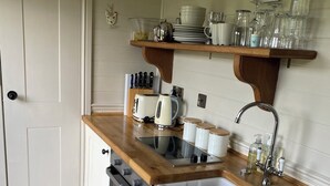 Hytte – standard (Texel Hut) | Eget kjøkken | Kaffetrakter/tekoker, kjøleskap, ovn og kjøkkenutstyr