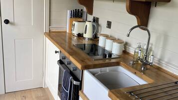 Hytte – standard (Texel Hut) | Eget kjøkken | Kjøleskap, ovn, kaffetrakter/tekoker og kjøkkenutstyr