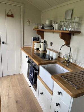 Hytte – standard (Texel Hut) | Eget kjøkken | Kjøleskap, ovn, kaffetrakter/tekoker og kjøkkenutstyr