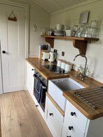 Cabaña estándar (Texel Hut) | Cocina privada | Frigorífico, horno, cafetera o tetera y utensilios de cocina