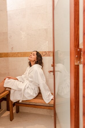 Suite junior | Baño | Regadera, regadera tipo lluvia, amenidades de baño gratuitas