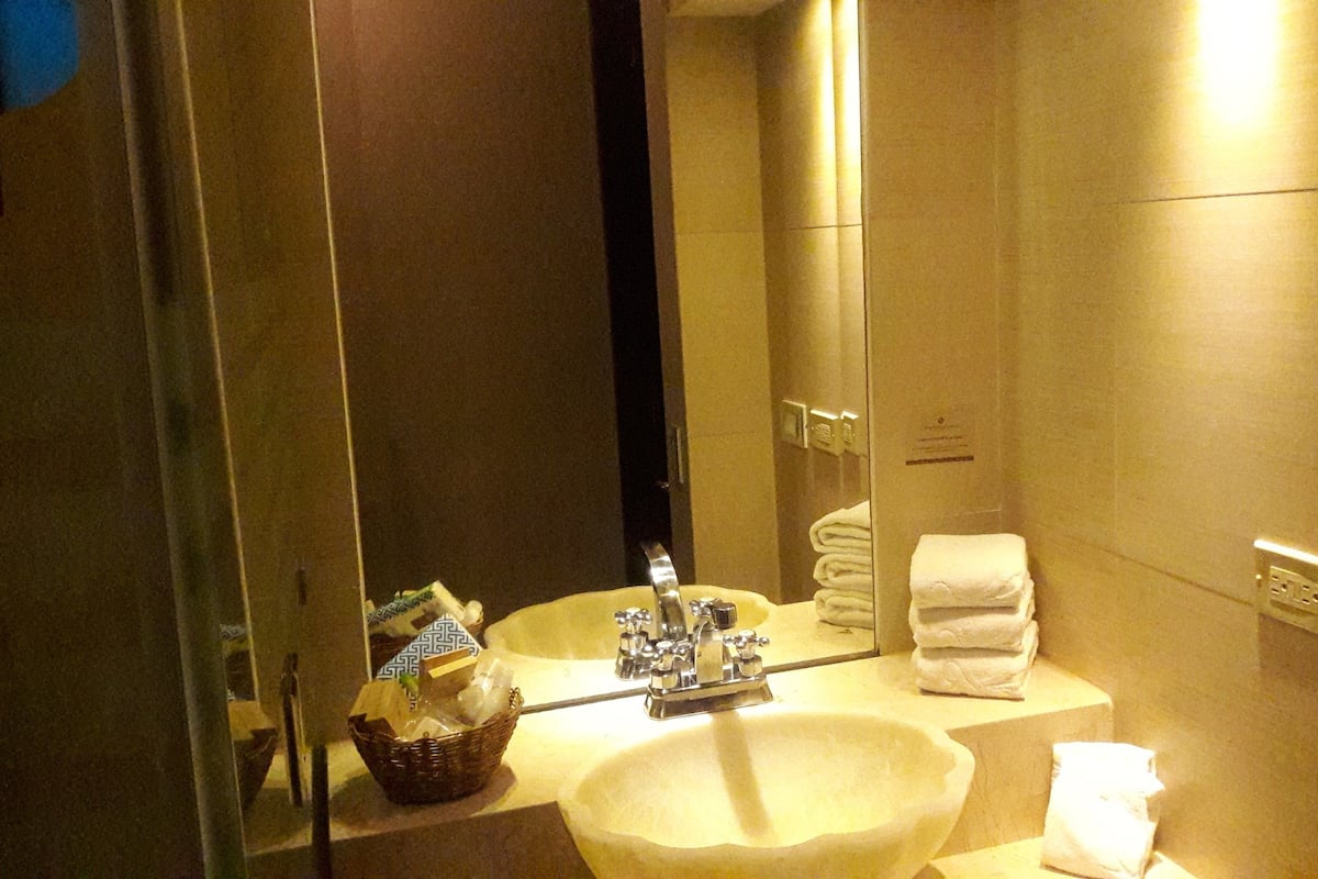 standard room | bathroom | shower, rainfall showerhead, free toiletries, hair dryer