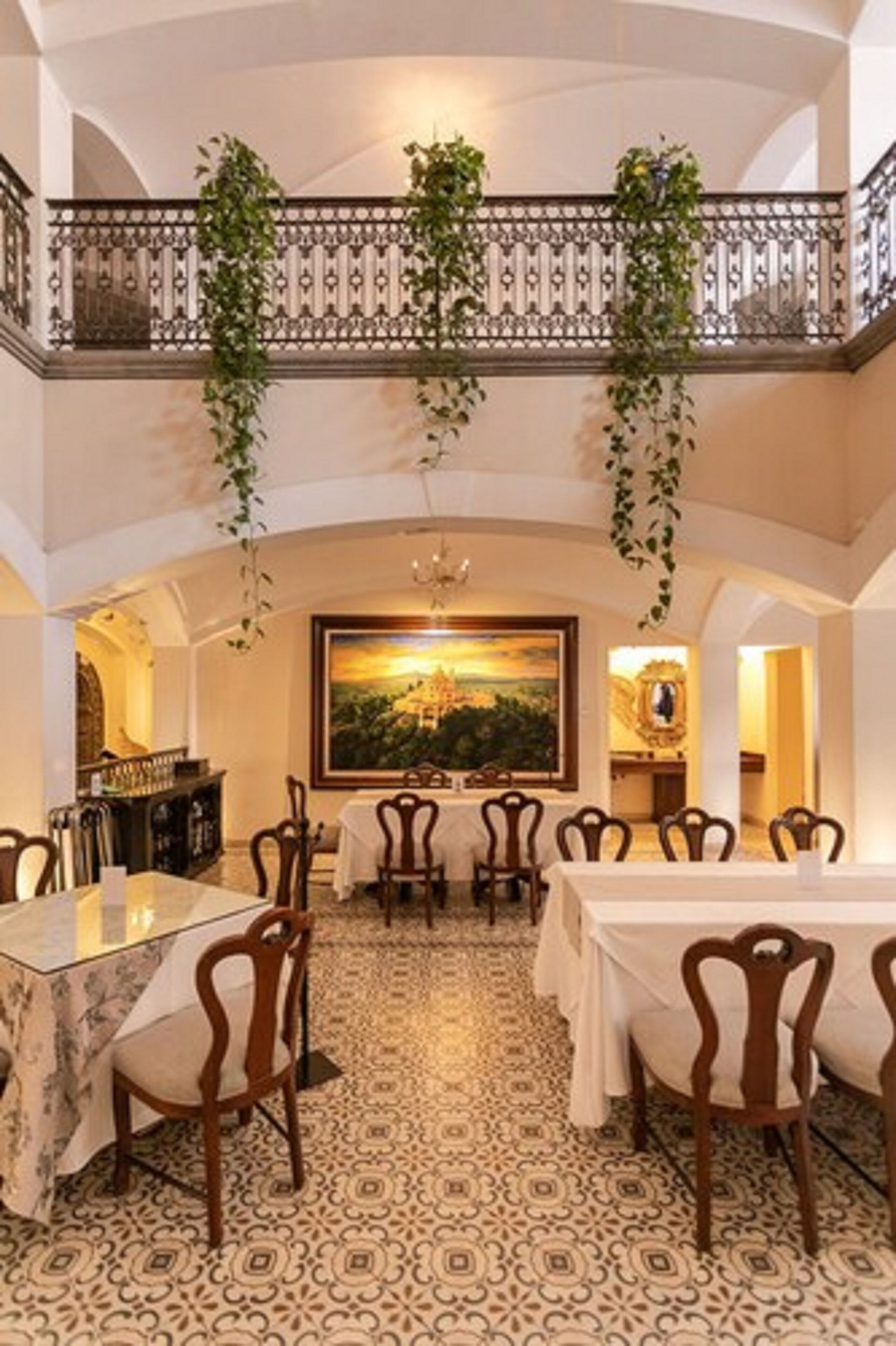 2 间餐厅，供应早餐、午餐和晚餐，墨西哥菜