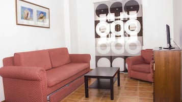 Habitación cuádruple | Escritorio, cortinas opacas, camas supletorias gratuitas y wifi gratis