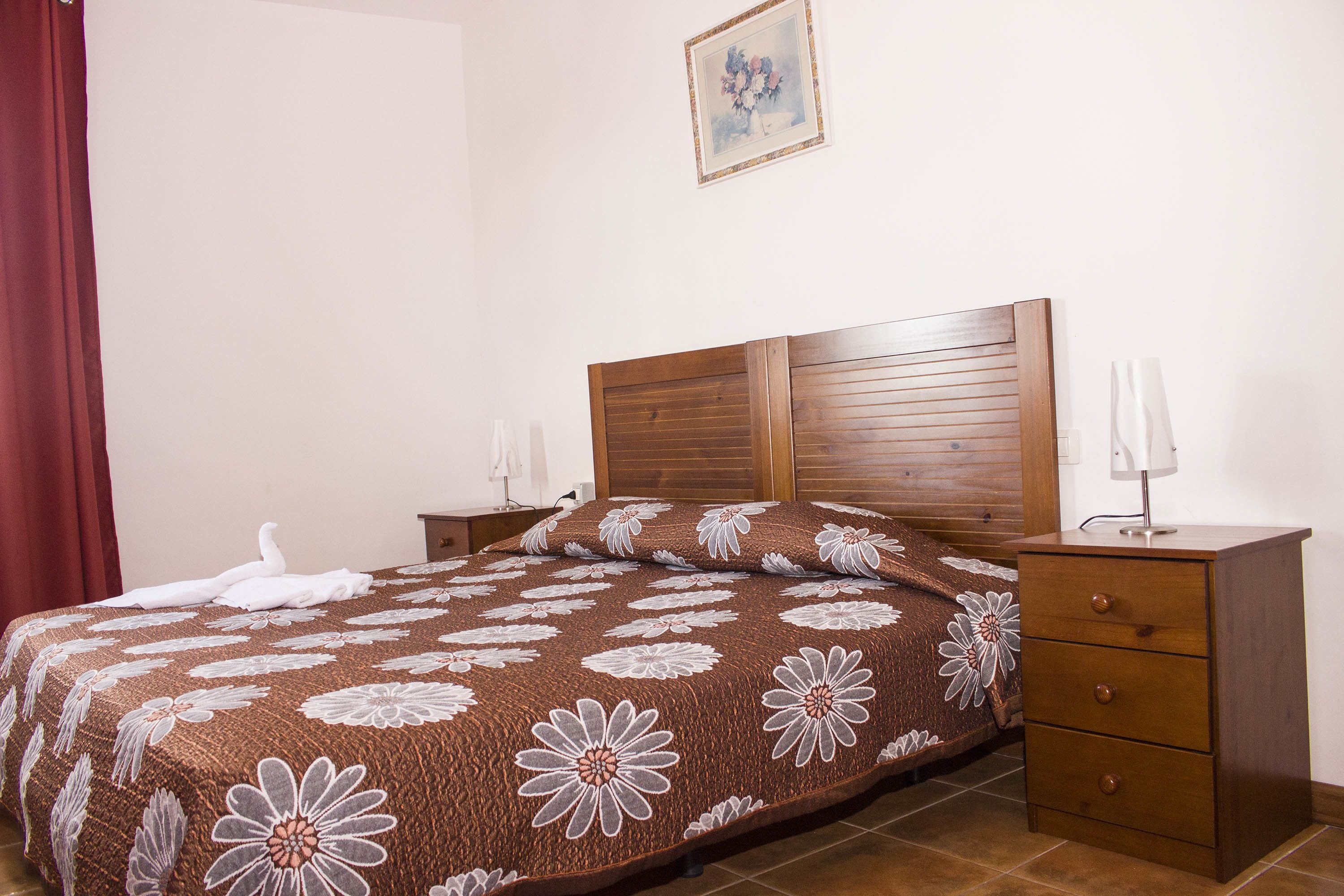 Bàn, màn/rèm cản sáng, giường gấp/giường phụ (miễn phí) 