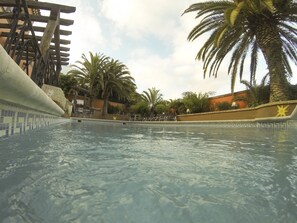 Udendørs pool, parasoller, liggestole