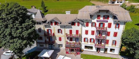 Vista frontal de la propiedad