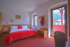 Double or Twin Room | Desk, bed sheets