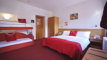 Camera familiare | Una scrivania, lenzuola