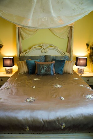 Royal Room, 1 Queen Bed (The Boudoir) | Premium bedding, desk, free WiFi - Sapience Retreat & Apothecary (Niagara-on-the-Lake)