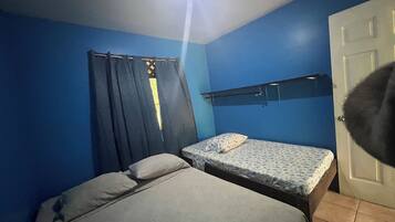 Familienapartment, 2 Schlafzimmer | 2 Schlafzimmer, Schreibtisch, laptopgeeigneter Arbeitsplatz