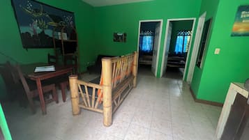 Appartement Familial, 2 chambres | Coin séjour | Télévision à écran plat de 32 pouces avec chaînes par satellite