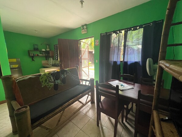 Familienapartment, 2 Schlafzimmer | Wohnbereich | 32-Zoll-Flachbildfernseher mit Satellitenempfang, Fernseher