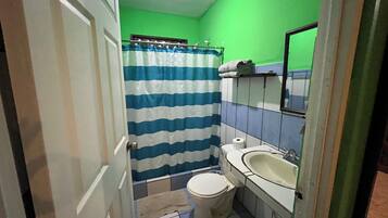 Familienapartment, 2 Schlafzimmer | Badezimmer | Dusche, Handtücher, Seife, Toilettenpapier