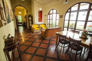 Coin salon dans le hall