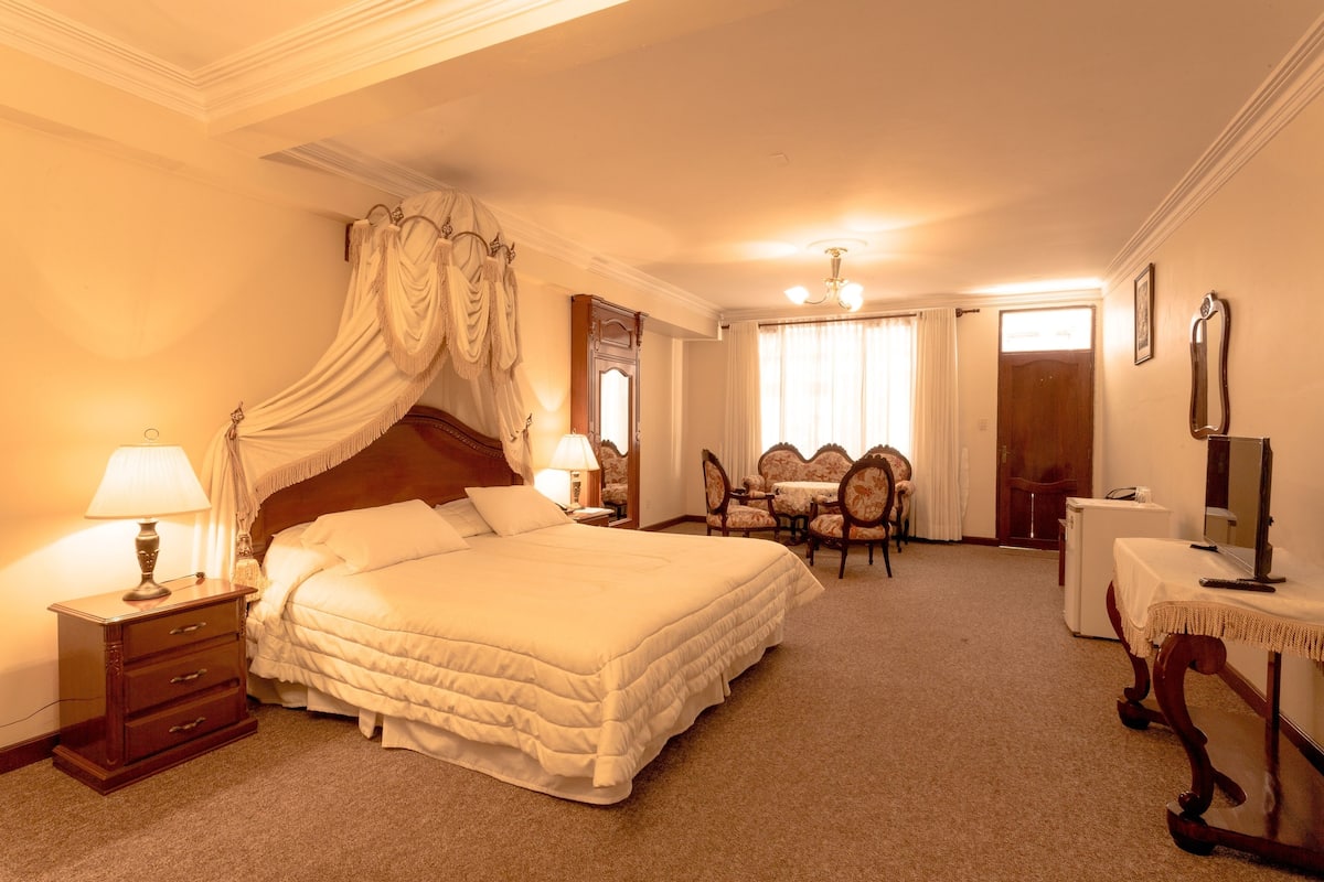 Junior Suite | Minibar, in-room safe, individually decorated, desk