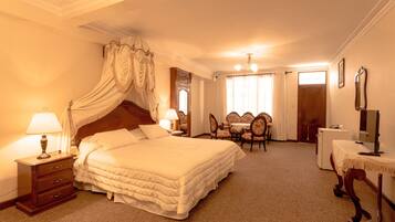 Junior-sviitti | Minibaari, tallelokero huoneessa, yksilöllisesti sisustettu, työpöytä