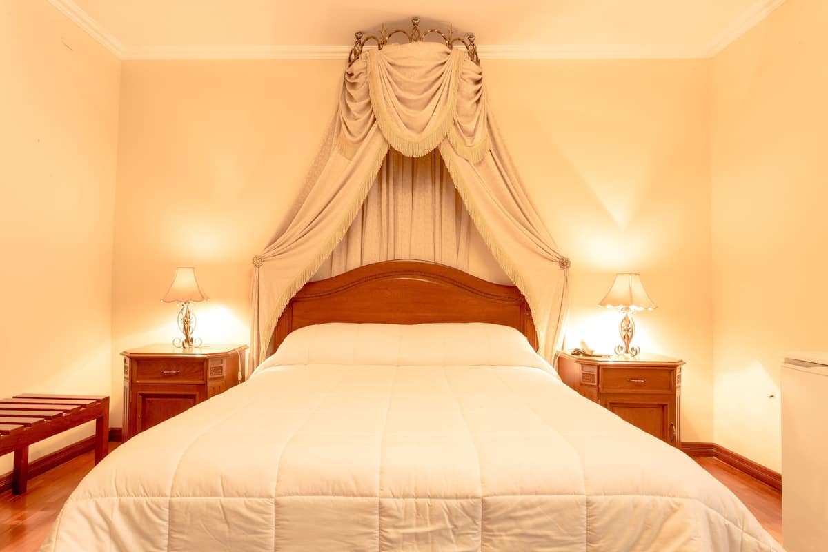 Single Room | Minibar, in-room safe, individually decorated, desk